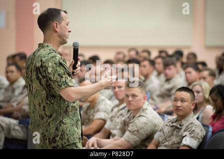 TWENTYNINE PALMS Calif. (24. Mai 2016) Chef der Naval Operations (CNO) Adm. John Richardson hält alles - Hände mit Matrosen und Familienmitglieder an der Marine Corps Air Ground Combat Center Twentynine Palms, Calif. Während die Hände, Richardson leitete auch verdienstvollen Förderung und reenlistment Zeremonien für mehrere Segler stationiert. Stockfoto