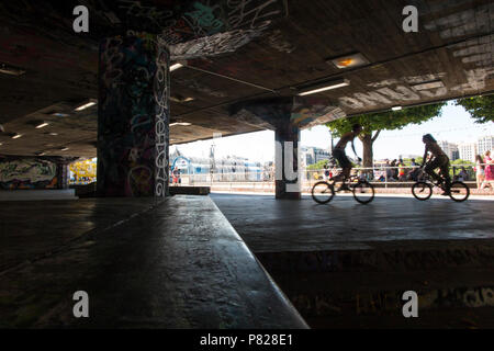 Jungen auf BMX Fahrräder in Londons gefeiert Skatepark unter der South Bank Centre Stockfoto