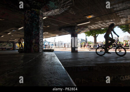 Jungen auf BMX Fahrräder in Londons gefeiert Skatepark unter der South Bank Centre Stockfoto