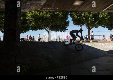 Jungen auf BMX Fahrräder in Londons gefeiert Skatepark unter der South Bank Centre Stockfoto