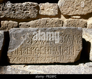 Syrien. Bosra (Busra al-Sham). Daraa Bezirk. Geschnitzte Inschrift auf einer Steinplatte. Das römische Theater. Stockfoto