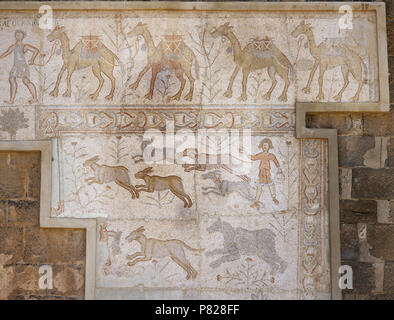 Syrien. Bosra (Busra al-Sham). Daraa Bezirk. Römische Mosaik, 6. Jahrhundert, im Theater entdeckt. Szene von Camel Caravan und Jagd (Hunde jagen Hase). Stockfoto