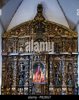 Spanien. Galizien La Coruña Provinz, San Andrés de Teixido (Santo Andre de Teixido). Sanctuary. Auf dem Hauptaltar, barocke Altarbild von Miguel Lopez de La Pena, 18. Allgemeine Ansicht, Darstellung der zwölf Apostel. Highlights die zentrale Figur des hl. Andreas. Stockfoto