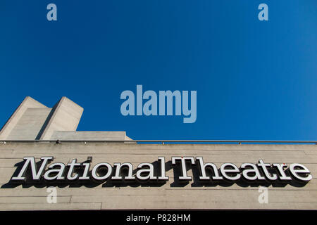 Das Nationaltheater Zeichen auf dem Londoner Southbank Centre Stockfoto