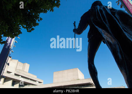 Eine Statue von Sir Laurence Olivier spielt Weiler außerhalb des South Bank Centre in London. Stockfoto