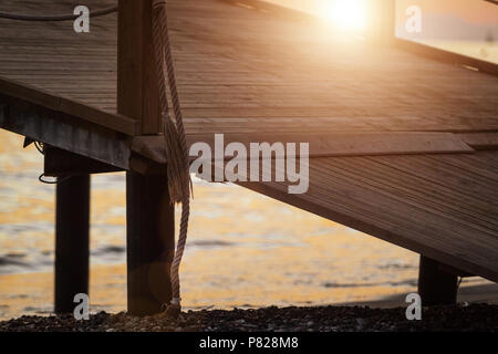 Sonne auf hölzernen Pier Stockfoto