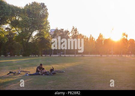 Genießen Sie ein Picknick, WIE DIE SONNE IN EINEM LONDONER PARK Stockfoto