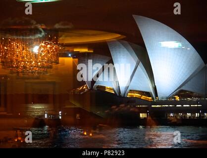 Opernhaus mit Spiegelbild von Cruise Ship Stockfoto