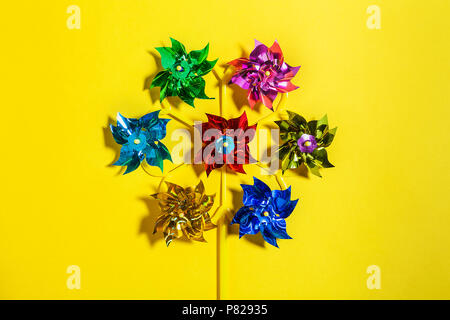 Gemischte Farbe Pinwheel isoliert Stockfoto