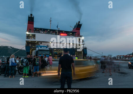 Skiathos, Griechenland. 01. Juni 1017: Aqua Fähren Schiff Be- und Entladen von Personen, Gütern und Fahrzeugen im alten Hafen von Skiathos, Griechenland. Stockfoto