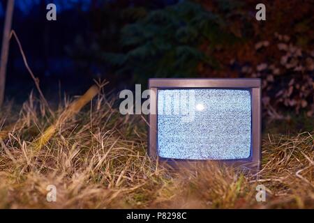 Weißes Rauschen auf zwei analoge TV-Geräte in der Umgebung Stockfoto