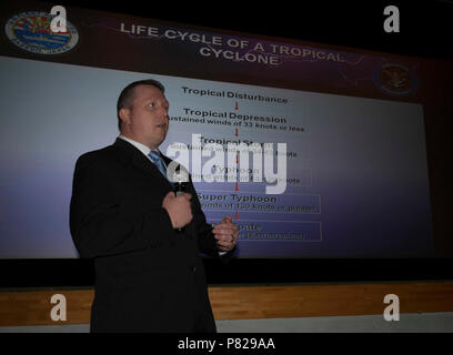 SASEBO, Japan (Apr. 18, 2016) David Johnston, Commander US-Flotte Activitives Sasebo Emergency Management Officer, gibt ein Taifun Bereitschaft standdown Präsentation onboard KFBS Jan. 19, 2016. Stockfoto