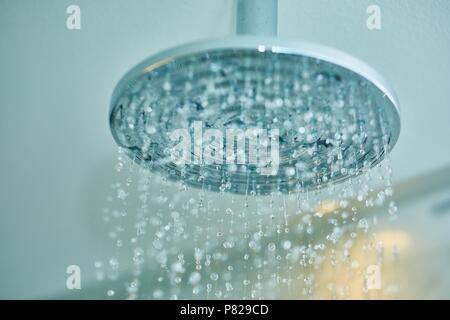 Dusche eingeschaltet, decke Duschkopf closeup Stockfoto