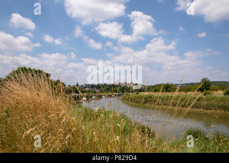 Blick entlang der Fluss Arun in Richtung der Marktgemeinde Arundel. Schloss und Kathedrale auf die Skyline. Stockfoto