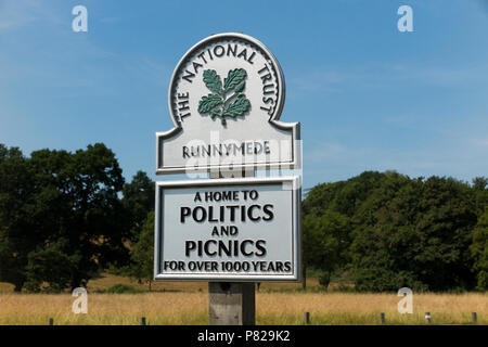 National Trust sign/Wegweiser/Post; Runnymede, Surrey. UK. Runnymede war der Ort der Unterzeichnung der Magna Charta im Jahre 1215. (99) Stockfoto