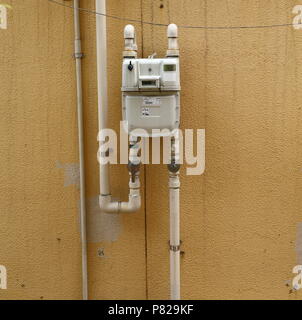 Gaszähler getrennt für Privathaus, befestigen Sie an der gelben Wand, Meter Lesen in kubischen Meter. japanische Zeichen zeigen die Spezifikation des Messgeräts. Stockfoto