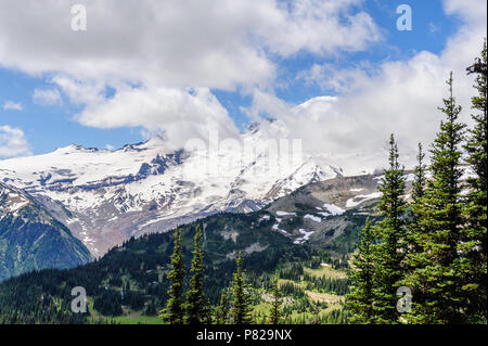 Mount Rainier in Wolken gehüllt Stockfoto