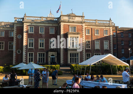 Hinten/hinten Kneller Hall mit Union Flagge, & flag Pole, Twickenham. Es beherbergt die Royal Military School of Music. Twickenham. (99) Stockfoto