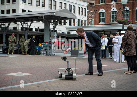 Virginia (16. Mai 2016) Segler aus der Explosive Ordnance Disposal Group 2 ein EOD-Roboter zeigen während einer Kick-off-Veranstaltung zur Unterstützung der Marine Woche Roanoke. Marine Wochen sind Veranstaltungen im ganzen Land United States gehalten, um zu helfen, das öffentliche Bewusstsein für die US Navy in Bereichen, die nicht in der Regel zu einem großen naval Präsenz ausgesetzt. Stockfoto