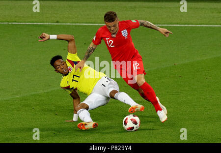 Kolumbien Johan Mojica (links) und England Kieran Trippier (rechts) Kampf um den Ball Stockfoto