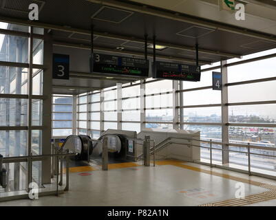 IBARAKI JAPAN, - MAI 2018 : Automatische Rolltreppe und Treppenweg, zum Bahnsteig/zum Zug am Bahnhof Katsuta Japan Stockfoto