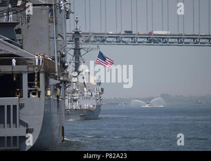 NEW YORK (25. Mai 2016) - der Arleigh-burke-Klasse Lenkwaffen-zerstörer USS Farragut (DDG99), gefolgt von Whidbey Island-Klasse dock Landung Schiff USS Fort McHenry (LSD 43), da Sie den Hudson River Segel und unter der Verrazano-Narrows-Brücke in der Fleet Week New York Parade 2016 der Schiffe. Mehr als 4.500 Segler, Marinesoldaten und Küstenwache aus 14 Schiffen, darunter die Royal Canadian Navy sind absteigend nach der Stadt für FWNY, der nun in seinem 28. Jahr, mit der Bürger von New York und die Tri-state-Area zu interagieren, Verbesserung der öffentlichen Wahrnehmung der heutigen Maritime Services. U.S. Navy Stockfoto