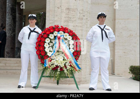 NETTUNO, Italien (29. Mai 2016) Der Gunner Mate 2. Klasse Canchola Samantha, von Chicago, Links, und Gunner Mate 1. Klasse Kali Morris, aus Doylestown, Ohio, an Bord der USS Donald Cook (DDG75) stationiert, stand neben einem Kranz im Namen der Vereinigten Staaten während des Memorial Day Zeremonie an Sicily-Rome amerikanischen Friedhof geliefert. Während der Zeremonie, Veteranen, Service für Mitglieder, Studenten und Familien versammelt, um Ehre und Anerkennung für diejenigen, die ihr Leben bei der Befreiung Italiens im Jahr 1943 gab. Stockfoto