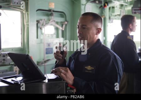 Straße (30. Mai 2016) - Lt.Cmdr. Donald Bäcker, Kaplan des Schiffes, schließt den Memorial Day gedenken mit einem Gebet an Bord der USS Mount Whitney (LCC20), 30. Mai 2016. Mount Whitney, der US-Flotte 6. Befehl und Kontrolle Schiff, ist auf dem Weg in BALTOPS 2016, einer jährlich wiederkehrenden multinationale Übung entwickelt, Flexibilität und Interoperabilität zu verbessern. Stockfoto