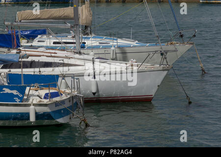 Yachten im Hafen von Weymouth, Dorset, Großbritannien. 1. August 2017. UK Wetter. Boote von Weymouth Hafen in der Sonne. Dorchester, Dorset, Großbritannien. Stockfoto