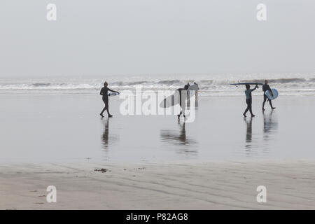 Porthcawl, South Wales, UK. 14. April 2018. UK Wetter: Surfer trotzen dem Wellen bei Porthcawl, South Wales an einem sonnigen Tag. Stockfoto