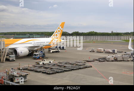 NARITA, JAPAN, Mai 2018: die Bodenabfertigung, Container und Behälter/Palette Dolly warten für Service am Narita Flughafen. Stockfoto