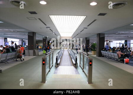 Der Laufsteg am Flughafen ist der schnelle und bequeme Weg, um zu jedem Tor zu gelangen Stockfoto