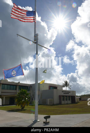 ASAN, Guam (14. Juni 2016) Die amerikanische Flagge auf Halbmast an der gemeinsamen Region Marianas Hauptsitz in Asan, Guam. Präsident Barack Obama bestellt alle United States Markierungsfahnen zur Hälfte - Personal als ein Zeichen des Respekts für die Opfer der Tat von Hass und Terror am Sonntag, Juni 12, 2016, in Orlando, Fla. Stockfoto