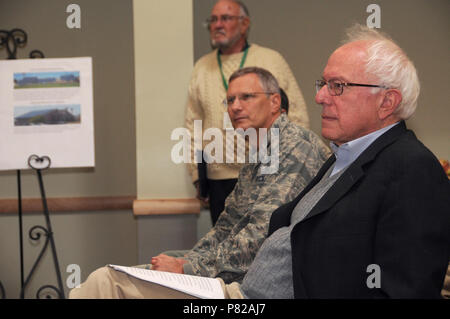 Vermont Senator Bernie Sanders und Wing Commander Oberst Douglas Fick nehmen an der Vermont Air National Guard Ribbon Cutting bei der Bekanntgabe der Fertigstellung der Solar Power array an der 158 Fighter Wing in South Burlington, Vt. Das Projekt ist Teil einer Reihe von Initiativen, die CO2-Bilanz verbessern. Stockfoto