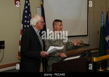 Vermont Senator Bernie Sanders und Adjutant General Michael Dubie nehmen an der Vermont Air National Guard Ribbon Cutting bei der Bekanntgabe der Fertigstellung der Solar Power array an der 158 Fighter Wing in South Burlington, Vt. Das Projekt ist Teil einer Reihe von Initiativen, die CO2-Bilanz verbessern. Stockfoto