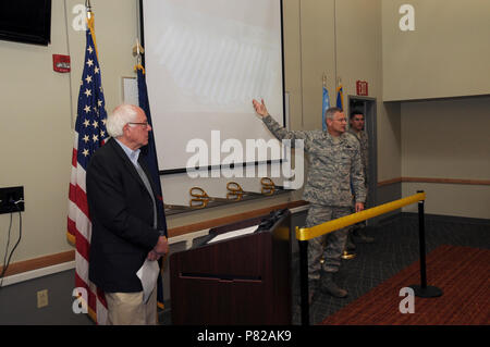 Vermont Senator Bernie Sanders und Wing Commander Oberst Douglas Fick nehmen an der Vermont Air National Guard Ribbon Cutting bei der Bekanntgabe der Fertigstellung der Solar Power array an der 158 Fighter Wing in South Burlington, Vt. Das Projekt ist Teil einer Reihe von Initiativen, die CO2-Bilanz verbessern. Stockfoto