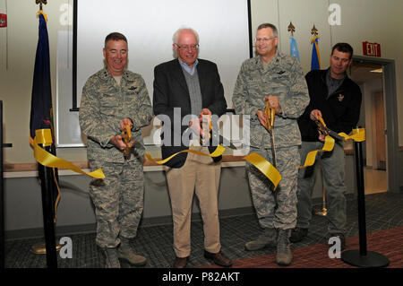 Adjutant General Michael Dubie, Vermont Senator Bernie Sanders, Wing Commander Oberst Douglas Fick und Ken Taube, Präsident der Ingenieure Bau, schneiden Sie das Band an der Vermont Air National Guard bei der Bekanntgabe der Fertigstellung der Solar Power array an der 158 Fighter Wing in South Burlington, Vt. Das Projekt ist Teil einer Reihe von Initiativen, die CO2-Bilanz verbessern. Stockfoto