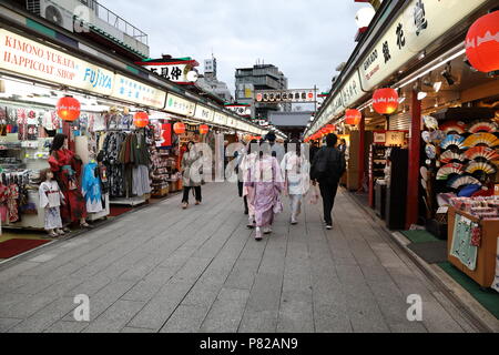 Mädchen in japanischen Kimonos zu Fuß im Frühling Sakura auf Nakamise-dori, Senso-ji Buddhist Temple in Asakusa, Tokio. Stockfoto