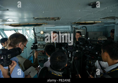 Philippinischen MEER (15. Juni 2016) - Besuch Medien Interview hinten Adm. Marcus Hitchcock, Commander, John C Stennis Strike Group, und Kapitän Greg Huffman, USS John C Stennis" (CVN 74) kommandierenden Offizier, der auf der Flagge Brücke während Malabar 2016. 21 Mitglieder der internationalen Medien kam an Bord über Carrier Operations zu erfahren. Eine trilaterale maritime Übung, Malabar ist entworfen, dynamische Zusammenarbeit zwischen der indischen Marine, Japanisch maritimen Verteidigung-kraft (JMSDF) und U.S. Navy Kräfte in der Indo-Asia - Pazifik zu verbessern. Stockfoto