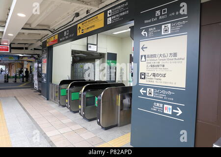 KAMAKURA, JAPAN - Mai 2018: Automatic Fare Collection System am Bahnhof in Kamakura Japan Stockfoto