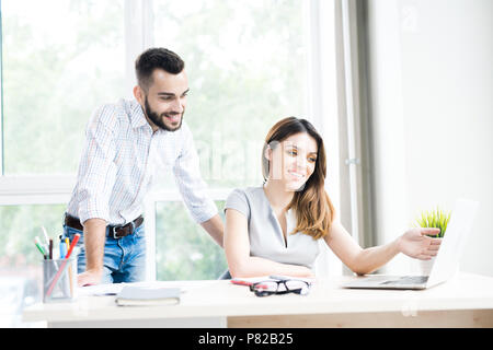 Zwei moderne Geschäftsleute im Büro Stockfoto