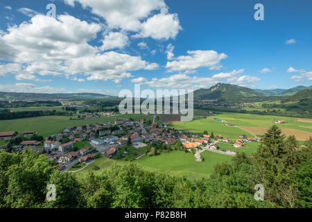 Areal Blick von der Burg von Gruyeres ins Tal von wunderschönen Alpen umgeben. Stockfoto