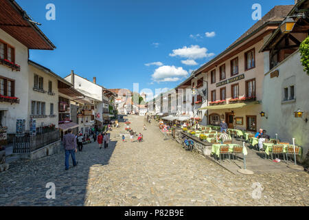 Rue De Bourg, die mittelalterliche Straße bis zur Bulle Casltle. Nette Restaurants und glückliche Menschen. Stockfoto