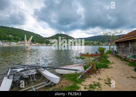 Lac de Joux im Waadtländer Jura ist auf 1.000 Metern im Tal des gleichen Namens (Vallée de Joux) entfernt. Eine Fischerhütte mit Blick auf den Kleinen Stockfoto