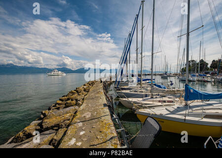 Passagier Fähre kommt in den Hafen von Morges, Schweiz. Fährverbindungen Thonon-Morges - Lausanne Stockfoto