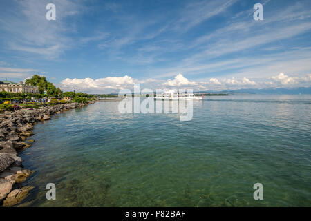 Passagier Fähre kommt in den Hafen von Morges, Schweiz. Fährverbindungen Thonon-Morges - Lausanne Stockfoto