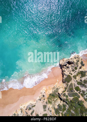 Luftaufnahme von tropischen Sandstrand und türkisfarbenem Meer. Stockfoto