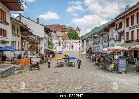 Rue De Bourg, die mittelalterliche Straße bis zur Bulle Casltle. Nette Restaurants und glückliche Menschen. Stockfoto