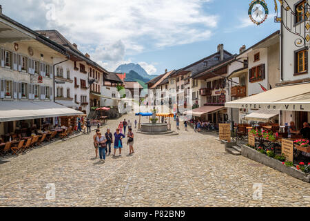 Rue De Bourg, die mittelalterliche Straße bis zur Bulle Casltle. Nette Restaurants und glückliche Menschen. Stockfoto