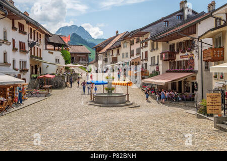 Rue De Bourg, die mittelalterliche Straße bis zur Bulle Casltle. Nette Restaurants und glückliche Menschen. Stockfoto